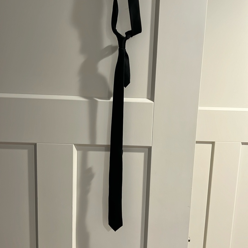 Black skinny tie